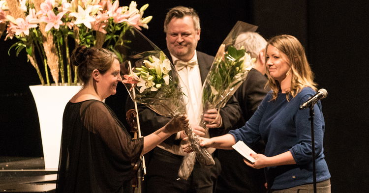 Fra utdelingen av Mariss Jansons-stipendet. Fra venstre bratsjist Catherine Bullock, slagverker Terje Viken og nestleder i styret Ane Wadd-Oseth.